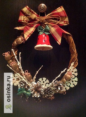Фото. Вот такой рождественский венок получился у Hostika . Плетеное кольцо заготовлено летом из ивовых прутиков и дополнено шишками и традиционным рождественским колокольчиком.