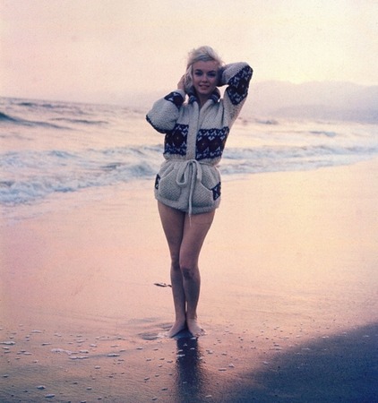 Фото. Фотосессия Мэрилин Монро на пляже в кардигане.
