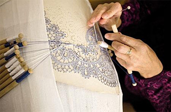 Мастера вологодского кружева. Коклюшки для плетения вологодское кружево. Кружевница елецкие кружева. Вологодское кружево коклюшечное. Вологодское кружево кружевница.