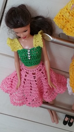 Свитер и шапочка для куклы Барби на спицах