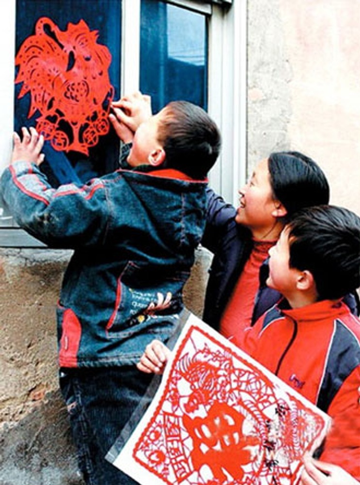 Фото. Такими "оконными узорами" перед Праздников Весны (китайским Новым Годом) традиционно украшают дома.