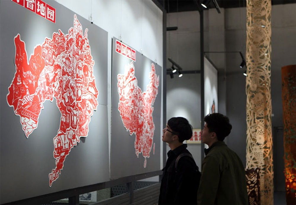 Фото. Выставки работ цзяньчжи очень популярны в Китае. Эта организована Национальным Фондом цзяньчжи и открылась 29.04.2016 г. в Педагогическом университете г. Шэньяна.